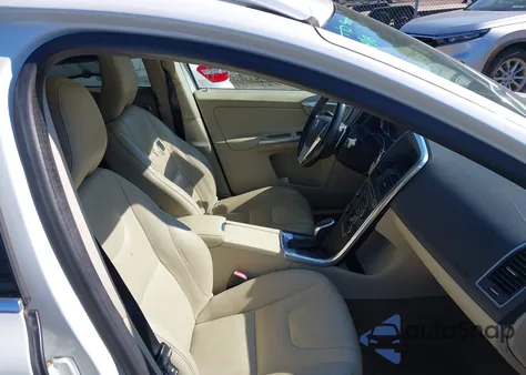 2015 Volvo Xc60 T6 из США, поврежденный, VIN YV4902RB7F2595396